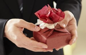 5 pomysłów na prezent dla kobiety, które zawsze wprawiają w zachwyt
