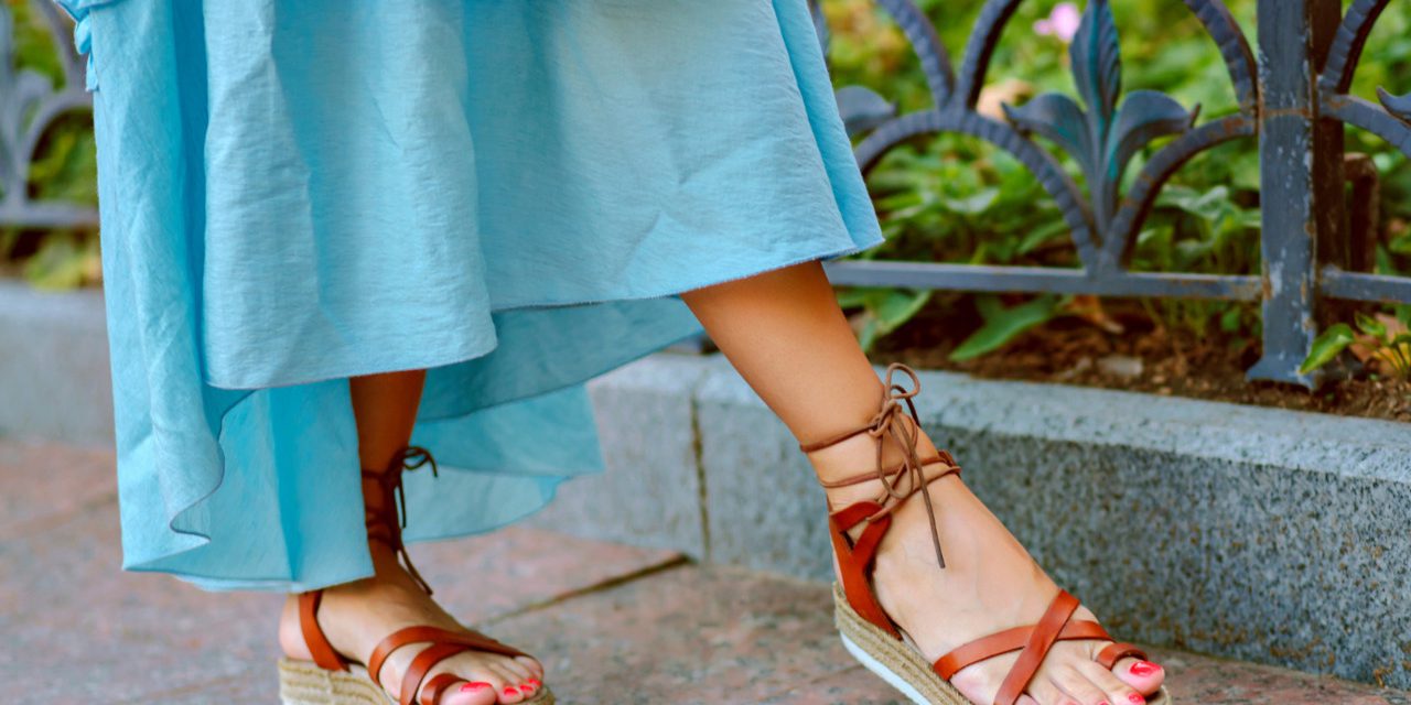 Stylowe sandały na koturnie – idealne uzupełnienie letniej garderoby!
