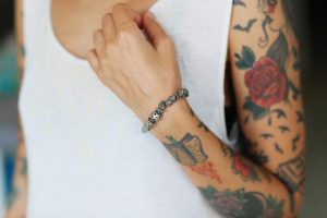 Bransoletki na rękę – jaki model wybrać?