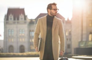 Jak wybrać i nosić męski płaszcz? Porady stylisty