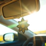 Perfumy w samochodzie a wysoka temperatura: kiedy zapach traci na jakości i jak to ograniczyć latem